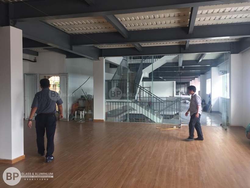 Thi công hoàn thiện vách ngăn kính văn phòng Showroom Rita Võ Depot